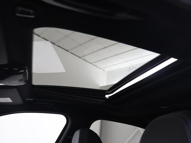 BMW 3-SERIE 320e M Sport | Schuifdak | Trekhaak | Leder/Alcantara | Camera | Stoel & stuurverwarming | Carplay | Sfeerverlichting | Sportstoelen | Adaptief LED | Navigatie | Park Assist | Widescreen Display | PHEV | Plug In