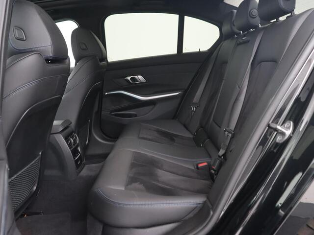 BMW 3-SERIE 320e M Sport | Schuifdak | Trekhaak | Leder/Alcantara | Camera | Stoel & stuurverwarming | Carplay | Sfeerverlichting | Sportstoelen | Adaptief LED | Navigatie | Park Assist | Widescreen Display | PHEV | Plug In