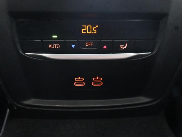 BMW 3-SERIE 320e M Sport | Schuifdak | Trekhaak | Leder/Alcantara | Camera | Stoel & stuurverwarming | Carplay | Sfeerverlichting | Sportstoelen | Adaptief LED | Navigatie | Park Assist | Widescreen Display | PHEV | Plug In