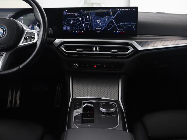 BMW 3-SERIE 320e M Sport | Schuifdak | Trekhaak | Leder/Alcantara | Camera | Stoel & stuurverwarming | Carplay | Sfeerverlichting | Sportstoelen | Adaptief LED | Navigatie | Park Assist | Widescreen Display | PHEV | Plug In