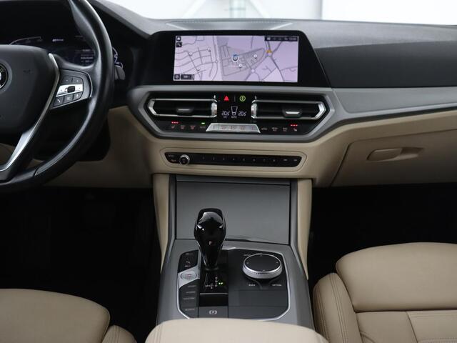 BMW 3-SERIE Touring 320e Business Edition Plus | Trekhaak | Automaat | Carplay | Camera | Adaptive Cruise | Navigatie | PHEV | Leder | Stoelverwarming | Climate controle | LMV 17 Inch