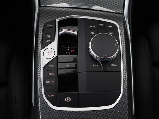 BMW 3-SERIE Touring 330e Business Edition Plus | Wegklapbare trekhaak | Camera | Stoel & Stuurverwarming | Carplay | Leder