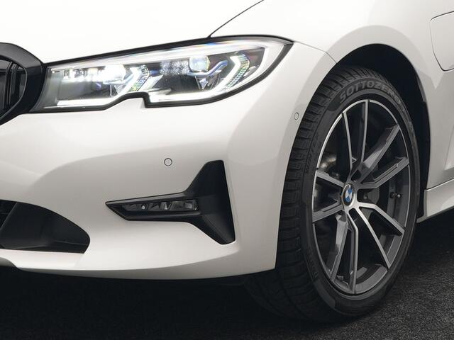 BMW 3-SERIE Touring 330e Plug In Hybrid 293pk Dealer O.H PHEV | Trekhaak Af Fabriek | Panodak | Head Up | Adaptive Cruise | Laser LED | Lederen Sportstoelen Memory & Verwarmd | Keyless | Blis | Apple Carplay | Stuur Verwarmd | Navigatie | DAB |