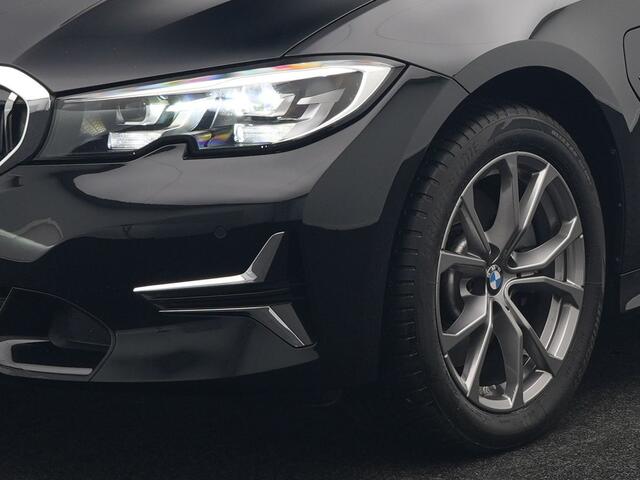 BMW 3-SERIE Touring 320e Luxury Line Plug In Hybrid 204pk Dealer O.H PHEV | Panodak | Lederen Sportstoelen Verwarmd | Apple Carplay | Sfeerverlichting | Navi Full Map | DAB |