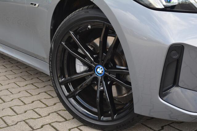 BMW 3-SERIE Touring 330e xDrive M-Sport | Pano | Leder | Memory |