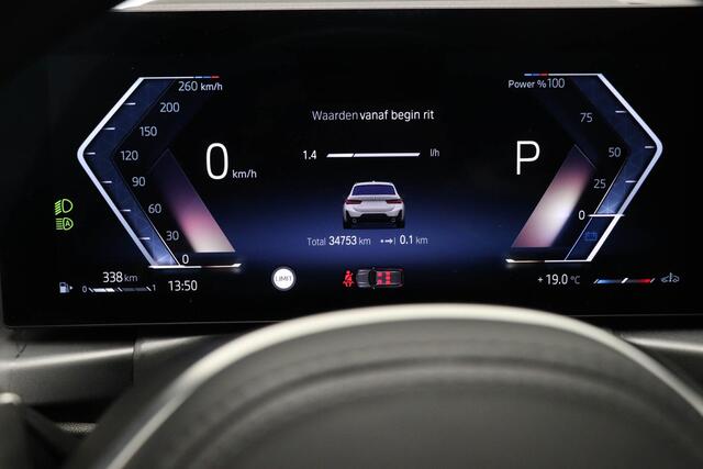 BMW 3-SERIE Touring 320i M-Sport | PANORAMADAK | ENTERTAINMENT / COMFORT / TREKHAAK- PACK