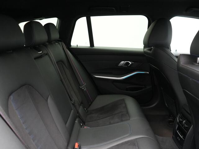 BMW 3-SERIE Touring 330e M Sport Facelift Model Plug In Hybrid 292pk Dealer O.H PHEV | Widescreen Navi | Adaptive Cruise | Alcantara Sportstoelen Memory & Verwarmd | Camera | Sfeerverlichting | Apple Carplay | Blis | Keyless | DAB |
