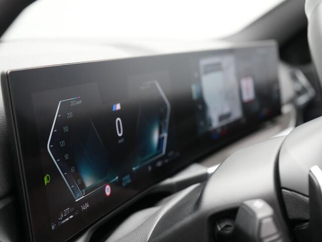 BMW 3-SERIE Touring 330e M Sport Facelift Model Plug In Hybrid 292pk Dealer O.H PHEV | Widescreen Navi | Adaptive Cruise | Alcantara Sportstoelen Memory & Verwarmd | Camera | Sfeerverlichting | Apple Carplay | Blis | Keyless | DAB |