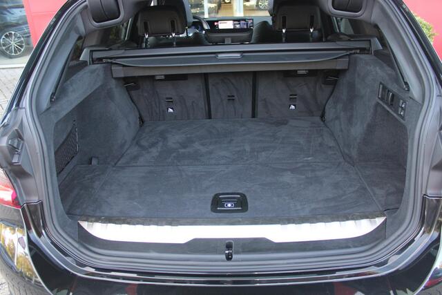 BMW 3-SERIE Touring 320e 205PK M-SPORT | PANORAMISCH SCHUIF/KANTEL DAK | M-SPORT PAKKET INTERIEUR/EXTERIEUR | SFEER VERLICHTING | ELEKTRISCH BEDIENBARE VOORSTOELEN MET GEHEUGEN OP DE BESTUURDERSSTOEL | STOEL VERWARMING | HEAD UP DISPLAY | CRUISE CONTROL | NAVIGATIE |