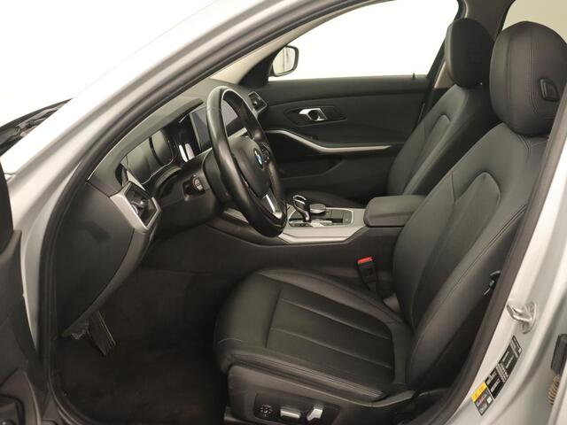 BMW 3-SERIE Touring 330e | Keyless | Full LED | Carplay | Navigatie | Leder | Camera | LMV 17 inch | Cruise control | Getint glas | Stoelverwarming