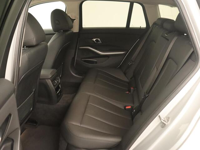 BMW 3-SERIE Touring 330e | Keyless | Full LED | Carplay | Navigatie | Leder | Camera | LMV 17 inch | Cruise control | Getint glas | Stoelverwarming