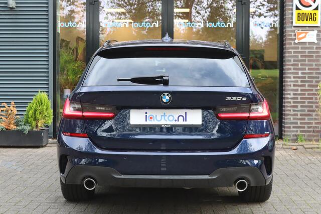 BMW 3-SERIE Touring 330e M-Sport Shadow Line Pano/Laser LED/Keyless/Head-up/DCC/Elek. stoel+mem/Dodehoek/19"/Trekhaak wegkl.