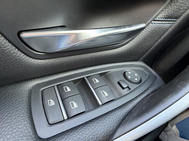 BMW 3-SERIE Touring BWJ 2019 318i M 136 PK Sport Corporate Lease AUTOMAAT / NAVI / CLIMA / CRUISE / STOELVERW. / LEDER / ELEKTRISCHE ACHTERKLEP / LMV / PDC