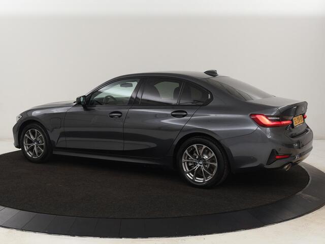 BMW 3-SERIE 320e Sport Line | Leder | Stoelverwarming | Camera | Sportstoelen | Live Cockpit | Carplay | Navigatie | Parkeerhulp | Climate control
