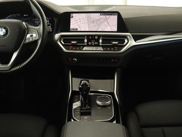 BMW 3-SERIE 320e Sport Line | Leder | Stoelverwarming | Camera | Sportstoelen | Live Cockpit | Carplay | Navigatie | Parkeerhulp | Climate control