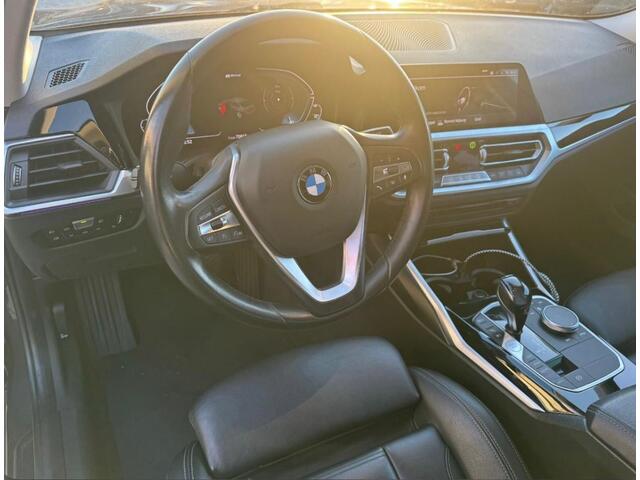 BMW 3-SERIE 330e eDrive Edition Sportline | Stoelverwarming | Cruise Control | Leer | Camera | Keyless | Apple Carplay | Ambiance Verlichting | HIFI | Parkeersensoren | Navigatie | NAP | Sport