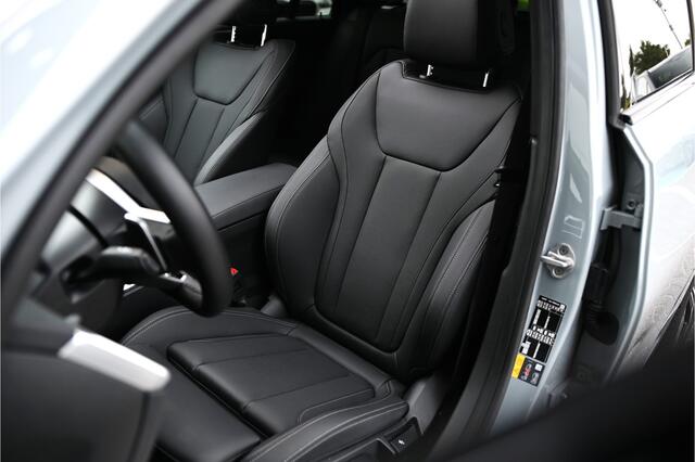 BMW 3-SERIE Touring 330e M Sport Automaat / Panoramadak / Trekhaak / Sportstoelen / Achteruitrijcamera / Comfort Access / Active Cruise Control / Parking Assistant