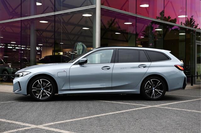 BMW 3-SERIE Touring 330e M Sport Automaat / Panoramadak / Trekhaak / Sportstoelen / Achteruitrijcamera / Comfort Access / Active Cruise Control / Parking Assistant