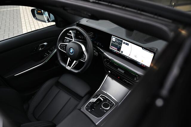 BMW 3-SERIE Touring 330e M Sport Automaat / Panoramadak / Trekhaak / Sportstoelen / Achteruitrijcamera / Comfort Access / Active Cruise Control / Parking Assistant