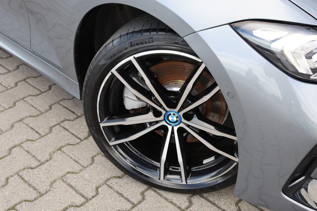 BMW 3-SERIE Touring 330e xDrive M-Sport | Pano | Head-Up | Memory |