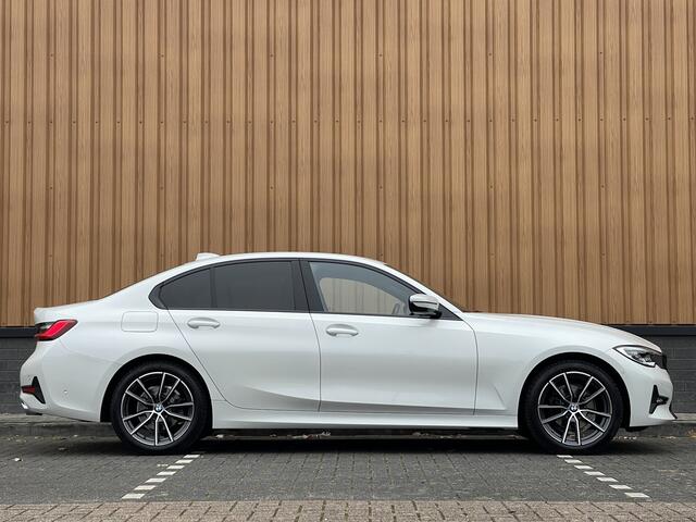 BMW 3-SERIE 318i High Executive | Cruise Control | Achteruitrijcamera | Apple Carplay/Android Auto | Sfeerverlichting | Keyless Go | DAB | Lane Assist | Stoelverwarming | Navigatie |