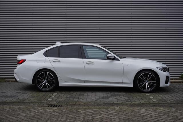BMW 3-SERIE 318i Model M Sport | Comfort Access | Driving Assistant | HiFi System | Trekhaak met elektrisch wegklapbare kogel | Achteruitrijcamera | Extra getint glas achter