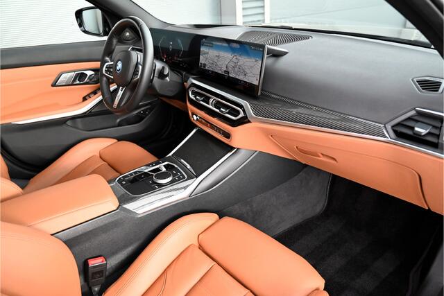 BMW 3-SERIE Touring 320e / M-SPORT / PANO / M-PERF SEATS / CARBON / HARMAN KARDON / MEMORY / HUD / OXFORDGREEN / 20"