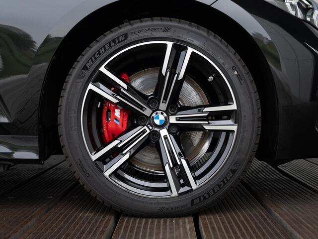 BMW 3-SERIE Sedan 330e | M Sportpakket Pro | Innovation Pack | Verwarmd Stuurwiel | Comfort Access | Schuif-/kanteldak | Trekhaak