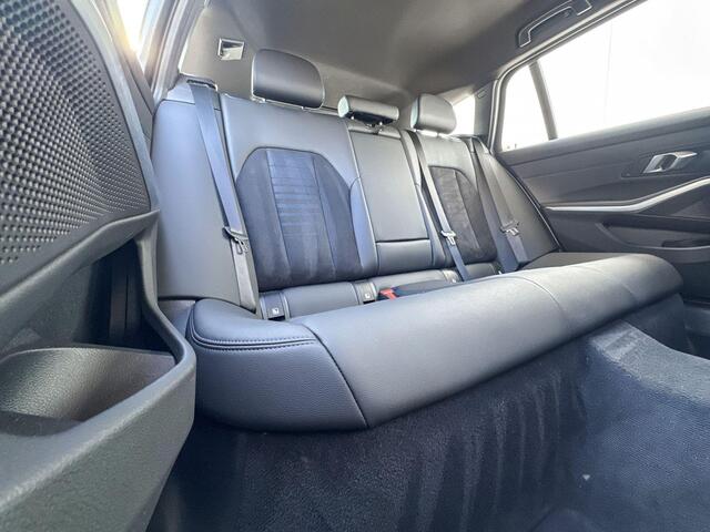 BMW 3-SERIE Touring 318i M-Sport 18 Inch / Electrische Zwenkhaak / Binnen & Buitenspiegel Automatisch Dimmend / Stoelverwarming