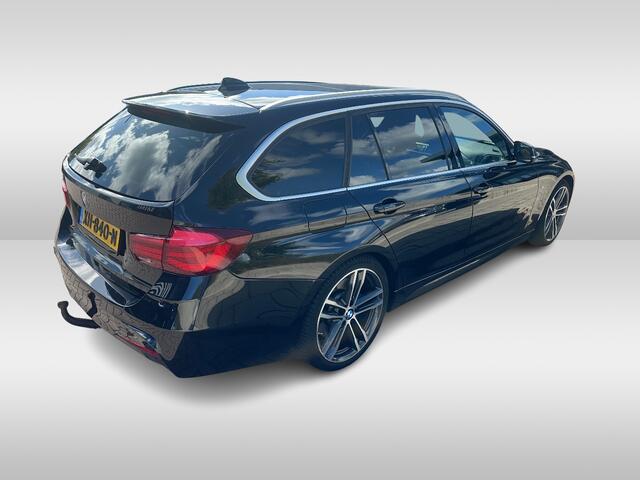 BMW 3-SERIE Touring 320i M Sport Edition / Trekhaak / Panoramadak / Camera / Head-up / Leder / 19'' / Navigatie / Stoelverwarming / Audio HiFi / Cruise Control