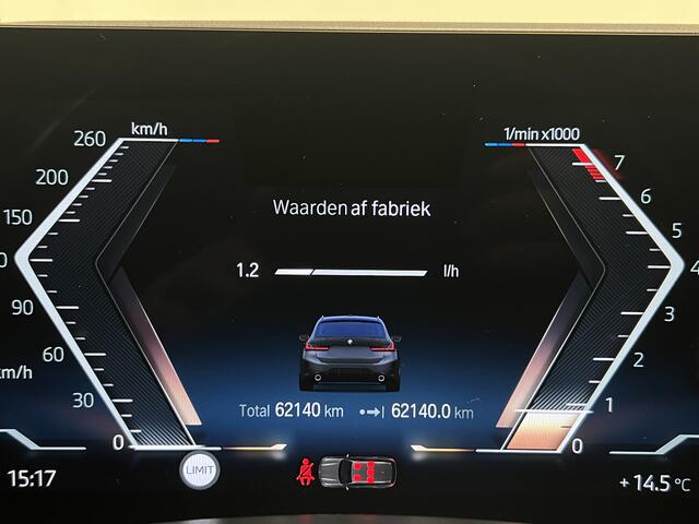 BMW 3-SERIE Touring 318i | NL AUTO | NAVI | TREKHAAK | LEDEREN BEKLEDING | CARPLAY |