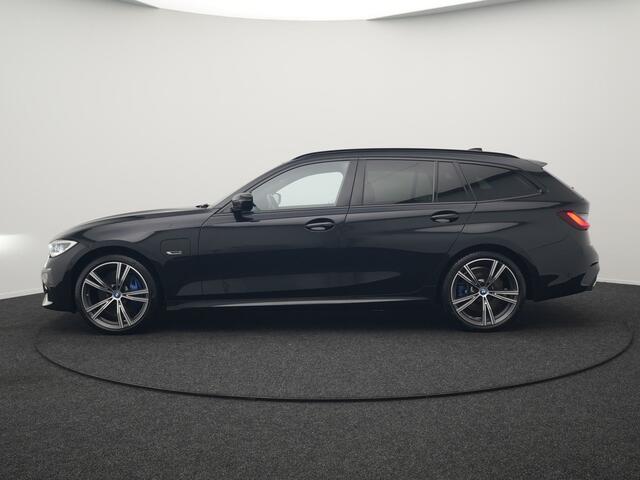 BMW 3-SERIE Touring 330e M Sport Plug In Hybrid 292pk Dealer O.H PHEV | Trekhaak Af Fabriek | Adaptive Onderstel | Adaptive Cruise | Laser LED | Sportstoelen Verwarmd | Sfeerverlichting | Apple Carplay | Camera | Virtual | Navigatie | DAB |