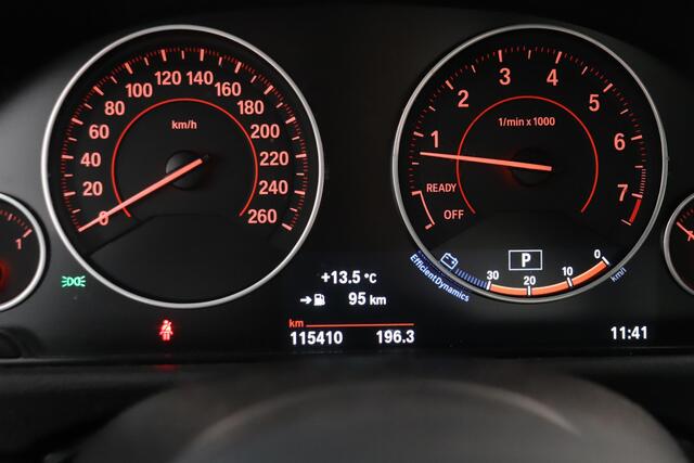 BMW 3-SERIE 320i Centennial High Executive | M sport pakket | Climate control | Parkeersensor v+a | Navigatie | Leder bekleding | Sportstoelen |