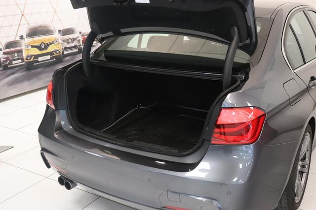 BMW 3-SERIE 320i Centennial High Executive | M sport pakket | Climate control | Parkeersensor v+a | Navigatie | Leder bekleding | Sportstoelen |
