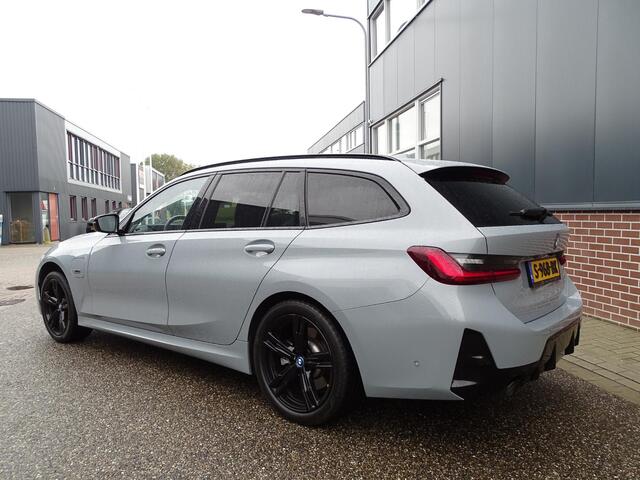 BMW 3-SERIE Touring 320e M-SPORT | PANORAMADAK| LEDER SPORT INTERIEUR| HEAD-UP DISPLAY| BORDENHERKENNING| DODE HOEK DETECTIE| HERMANKARDON | AIROC/ECC | CRUISECONTROLL | CAMERA | PARKEERSENSOREN |