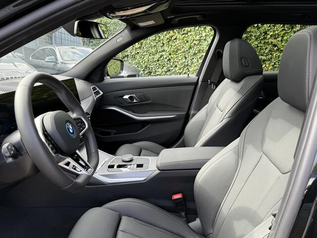BMW 3-SERIE Touring 330e | M-Sport | Panorama | Camera | Getint Glas | HiFi | Elek. Trekhaak