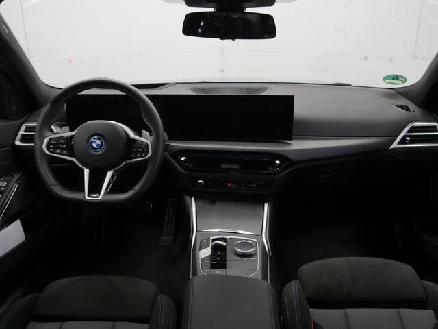 BMW 3-SERIE Touring 330e xDrive M-Sport Pro | 19" | Panorama | Harman Kardon | CoPilot | Trekhaak