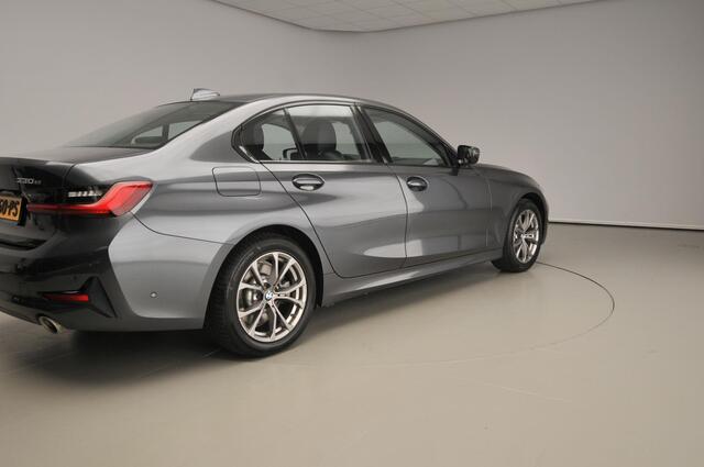 BMW 3-SERIE Sedan 330e Sportline / Leder / Sportstoelen / Park assist / LED / HIFI / Camera / Alu wielen 17 inch