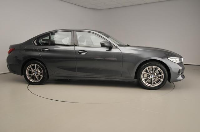 BMW 3-SERIE Sedan 330e Sportline / Leder / Sportstoelen / Park assist / LED / HIFI / Camera / Alu wielen 17 inch
