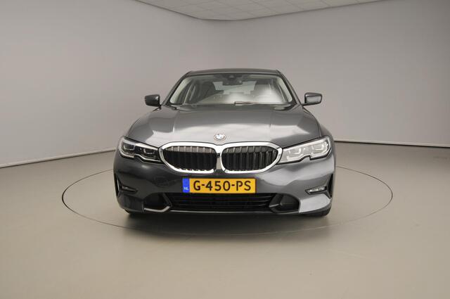BMW 3-SERIE Sedan 330e Sportline / Leder / Sportstoelen / Park assist / LED / HIFI / Camera / Alu wielen 17 inch