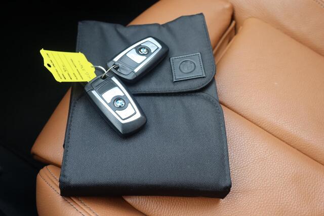 BMW 3-SERIE Touring 320i Luxury Edition (NL auto), Navigatie, Lederen interieur, Cruise control, Climate control, Stoelverwarming