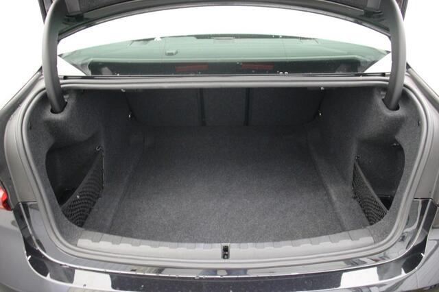 BMW 3-SERIE 318i Sedan Business Edition Automaat - Digitaal Cockpit, Carplay