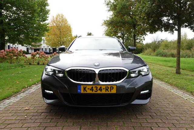 BMW 3-SERIE Touring 320i High Executive M-SPORT | Pano | LED | CarPlay | Stoelverw. | Elektr. klep | Camera |