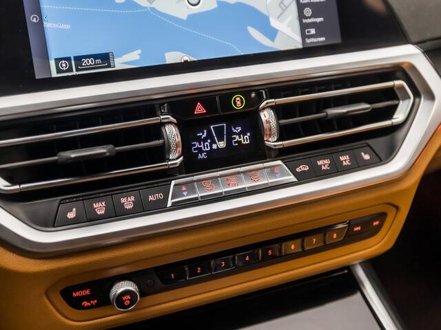 BMW 3-SERIE 330e Sportline 293Pk Automaat (APPLE CARPLAY, GROOT NAVI, ZWART HEMEL, COGNAC LEDER, CAMERA, STOELVERWARMING, SPORTSTOELEN, GETINT GLAS, SFEERVERLICHTING, NIEUWSTAAT)