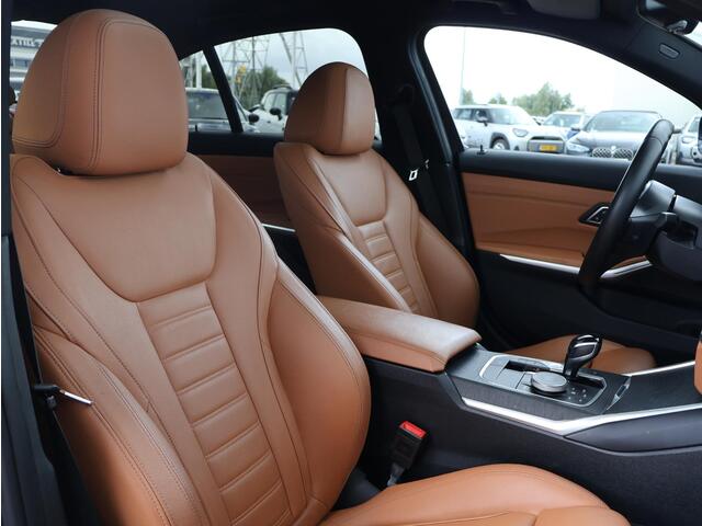 BMW 3-SERIE 318i High Executive Edition Stuurwielverwarming/ Head-Up/ Harman-Kardon/ Stoelverwarming/ Achteruitrijcamera/ Sportstoelen/ Panoramadak