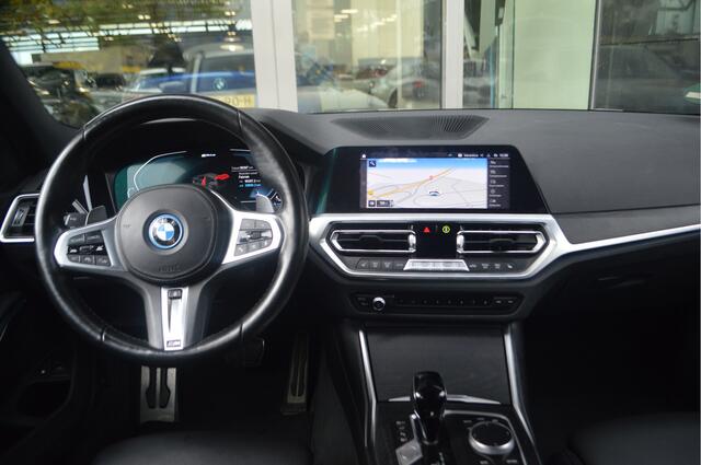 BMW 3-SERIE Touring 320e xDrive High Executive M Sport Automaat / Laserlight / Head-Up display / Comfort Acces / ACC / 18"LM-velgen