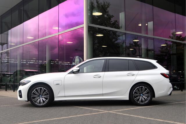 BMW 3-SERIE Touring 320e xDrive High Executive M Sport Automaat / Laserlight / Head-Up display / Comfort Acces / ACC / 18"LM-velgen
