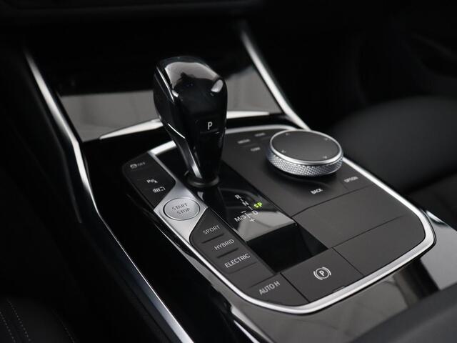 BMW 3-SERIE 330e Sport Line | Stoelverwarming | Carplay | Sportstoelen | Half leder | Camera | Navigatie | Live Cockpit | DAB | Full LED | Park Assist | Navigatie | Climate control | PHEV | Plug In