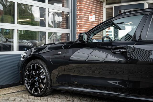 BMW 3-SERIE 330e xDrive M Sport LCI | Facelift | Shadow | Trekhaak | Widescreen | Hifi | Camera | 19' inch |