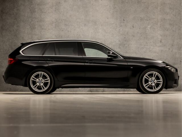BMW 3-SERIE Touring 318i M Sport Shadow Line Automaat (DRAADLOOS APPLE CARPLAY, M PAKKET, DEALER ONDERHOUDEN, GROOT NAVI, LEDER, VIRTUAL COCKPIT, GETINT GLAS, ELEK ACHTERKLEP, CRUISE, NIEUWE APK, NIEUWSTAAT)